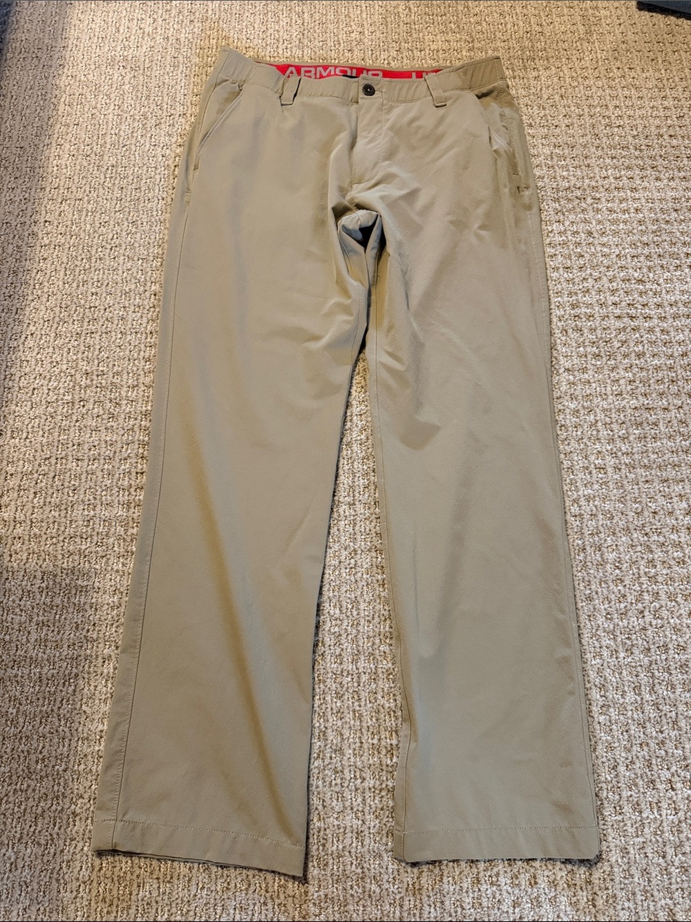 Men’s Under Armour loose fit khaki pants size 36 waist 32 length nice!